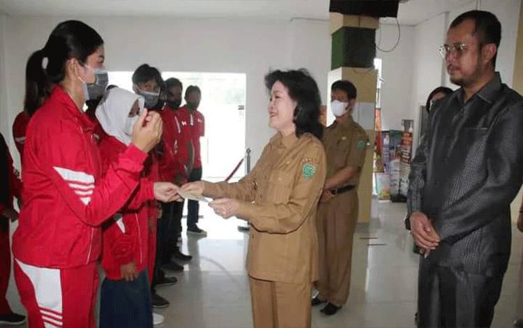 Pemkab Pulang Pisau Serahkan Bonus Bagi Atlet Popprov