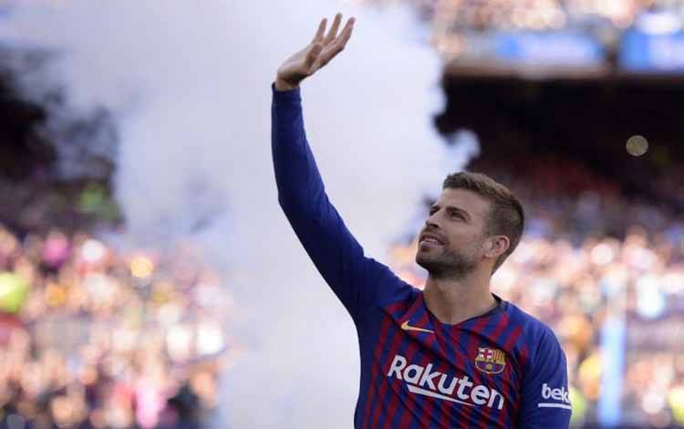 Gerard Pique Gantung Sepatu