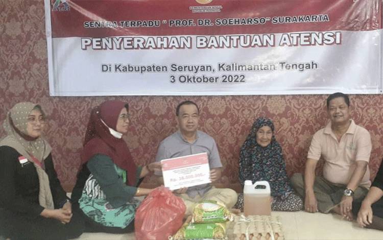 Bupati Seruyan Serahkan Bantuan Paket Sembako untuk Lansia