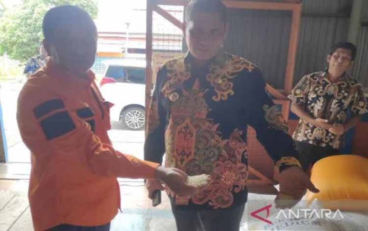 Kemensos dan Pemrov Kalteng Kirim Bantuan Beras untuk Korban Banjir ke Kobar
