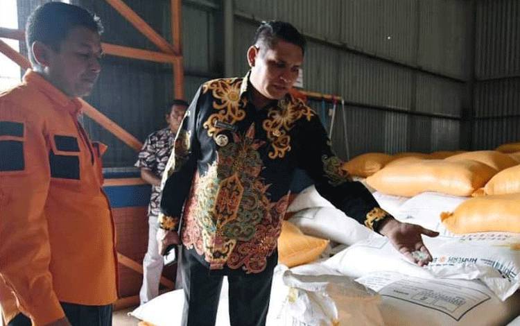 Pj. Bupati Kobar Pastikan Stok Beras Bagi Korban Banjir Aman