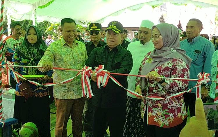 Bupati Kotim Resmikan Jembatan Titian Menuju Makam Guru Asri di Desa Babaung