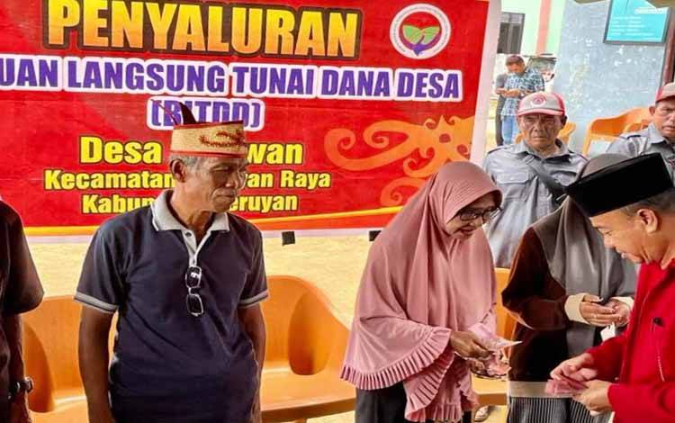 Bupati Seruyan Serahkan BLT-DD di Desa Terawan