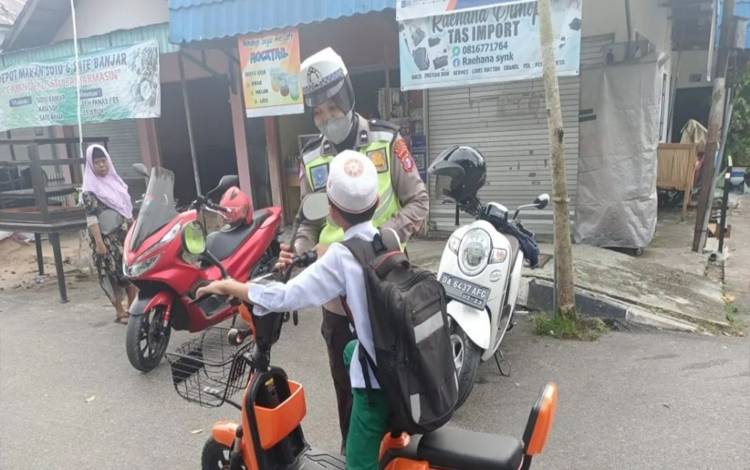 Polwan Satlantas Polres Kapuas Tegur Pengguna Sepeda Listrik di Bawah Umur?