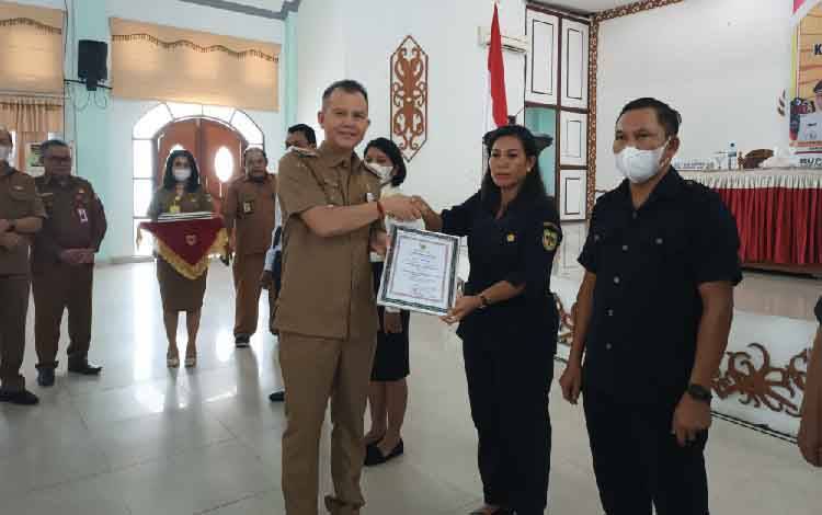 Bupati Gunung Mas Beri Penghargaan Capaian Partisipasi Pemilih Pilkades
