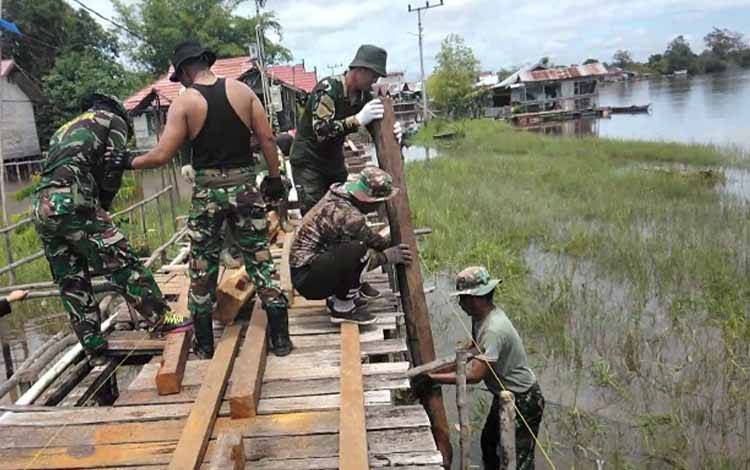 "Diserbu" Prajurit TNI, Jembatan Titian Rapuh di Katimpun Kini Kukuh