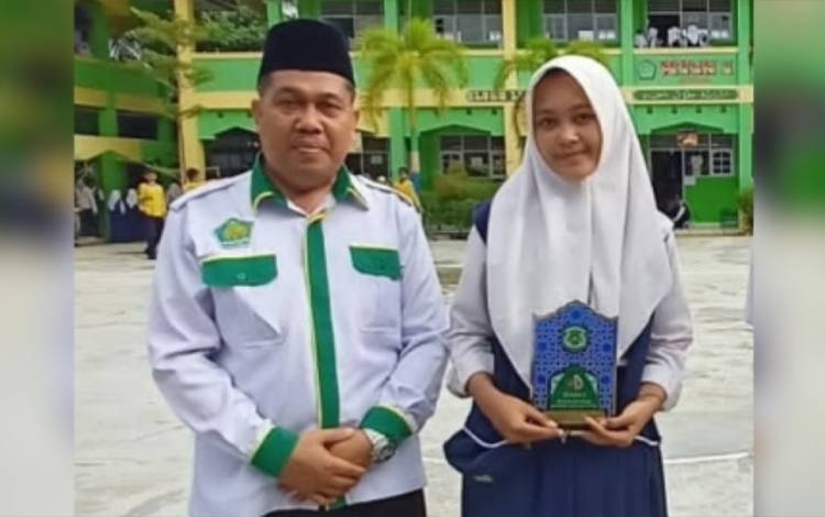 Kepala MTsN 1 Kapuas Apresiasi Pegawai dan Siswa Berprestasi di Ajang FSQ Tingkat Provinsi