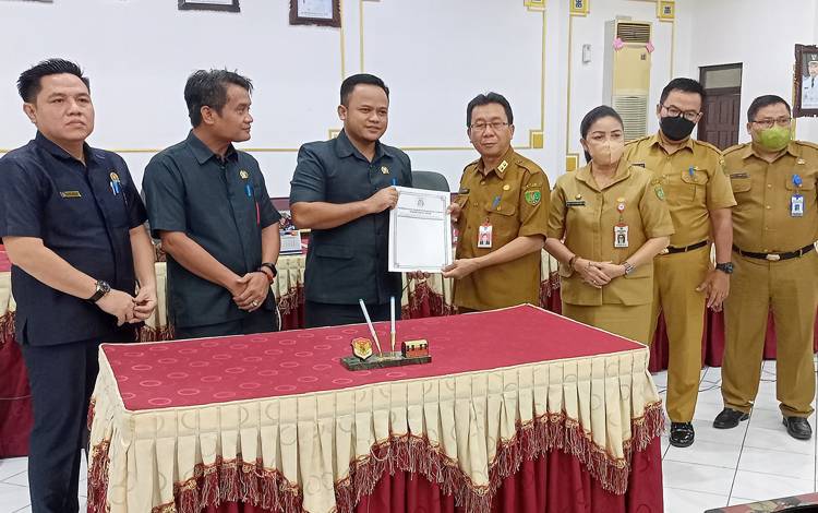 Pimpinan DPRD Barito Timur Sampaikan Keputusan atas Raperda Tanggung Jawab Sosial Perusahaan