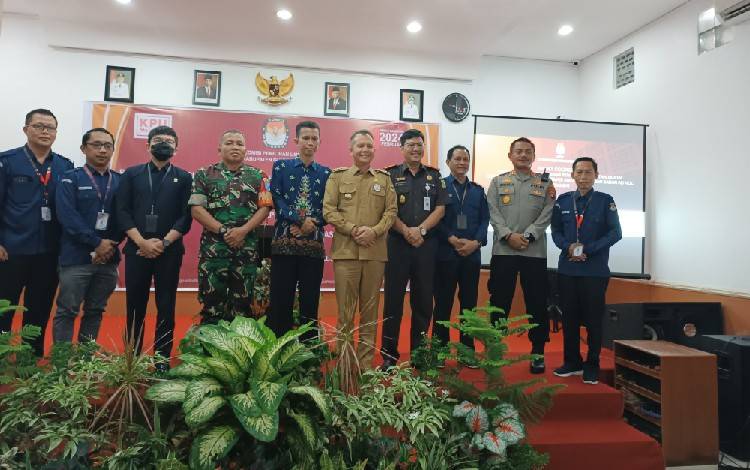 KPU Gunung Mas Gelar Pengenalan Aplikasi SIAKBA kepada Camat dan Kades