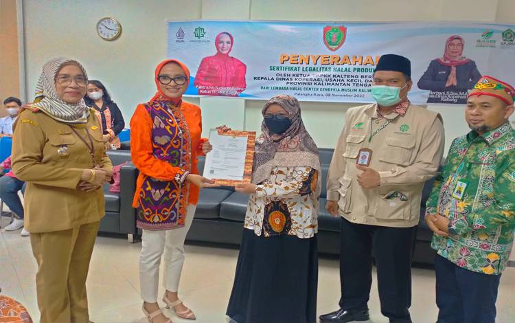 Istri Gubernur Kalteng Serahkan Sertifikat Halal kepada 26 Pelaku UMKM
