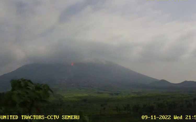 Gunung Semeru Luncurkan Awan Panas Letusan