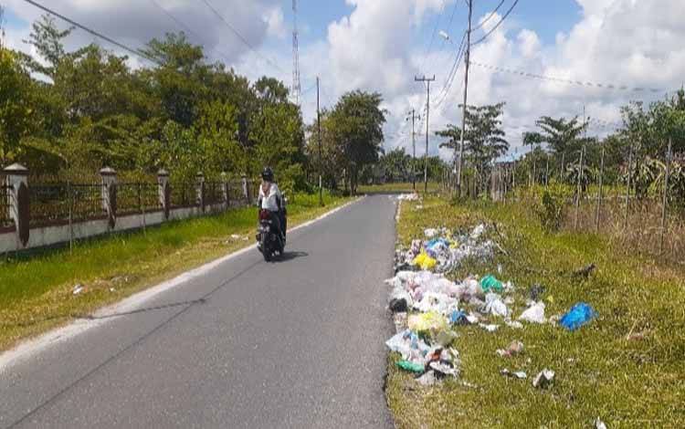 Sampah Berserakan di Kawasan Taman Budaya Jalan Sisingamangaraja