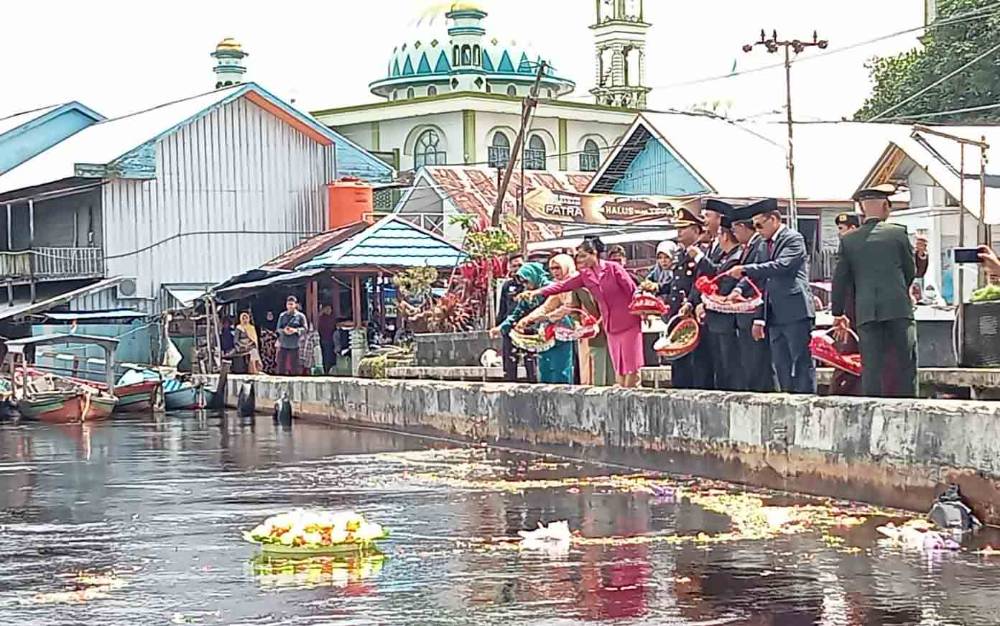 Pemkab Sukamara Tabur Bunga di Sungai Jelai Peringati Hari Pahlawan