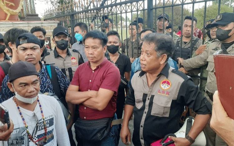 Bersitegang Terjadi Setelah Kantor Gubernur Kalteng Sempat Disegel