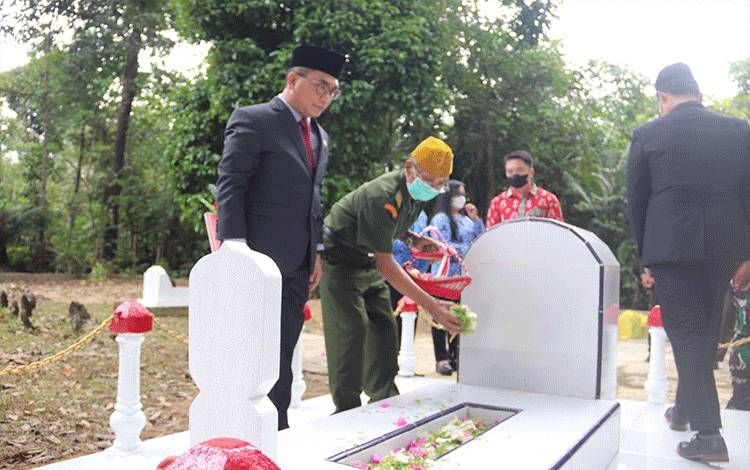 Peringati Hari Pahlawan ke 77, Pemkab Pulang Pisau Tabur Bunga