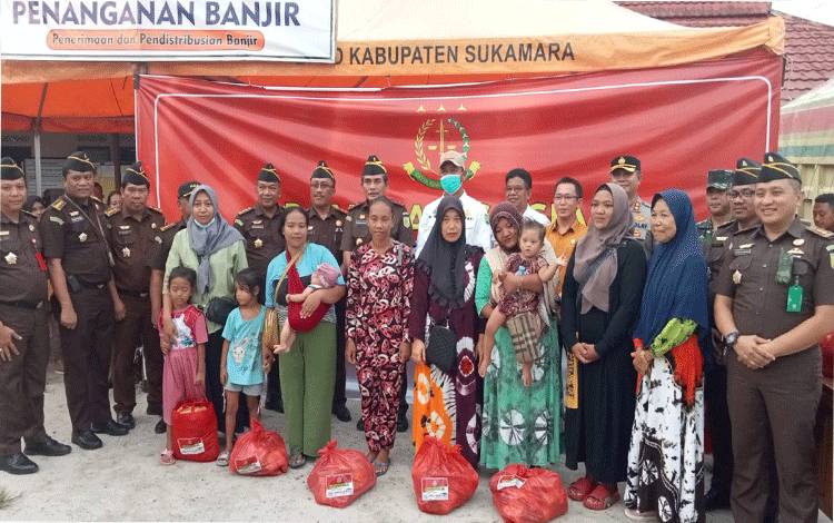 Kajati Kalteng Serahkan Bantuan Korban Banjir di Sukamara
