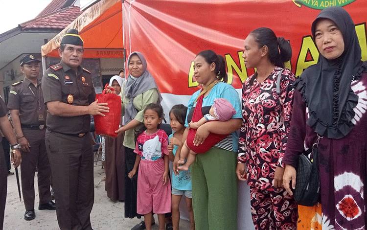 Kajati Kalteng: Bantuan Sembako Semoga Ringankan Warga Terdampak Banjir di Sukamara