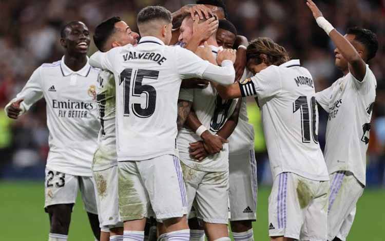 Madrid Kalahkan Cadiz 2-1 untuk Tempel Ketat Barcelona