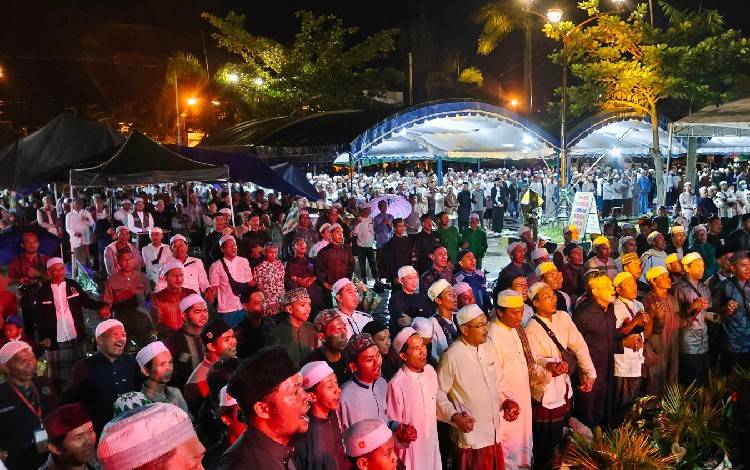 Masyarakat Gunung Mas Rela Kehujanan Saat Ikuti Tablig Akbar Doa Bersama untuk Negeri