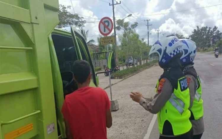 Polwan Satlantas Polres Kapuas Imbau Sopir Truk Agar Tidak Parkir Sembarangan