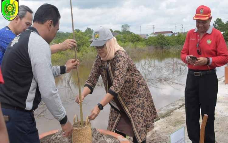 Kawasan Wisata Pahandut Seberang Ditanami Ratusan Pohon