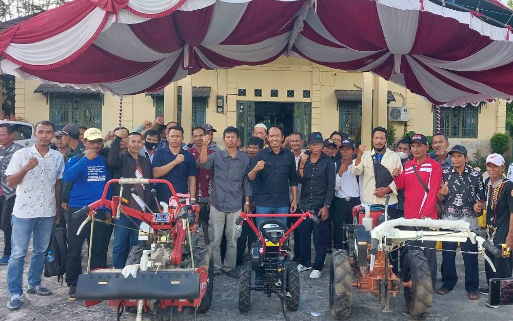 Ini Pesan Anggota DPR RI Kepada Poktan Penerima Bantuan Alat Pertanian di Kapuas