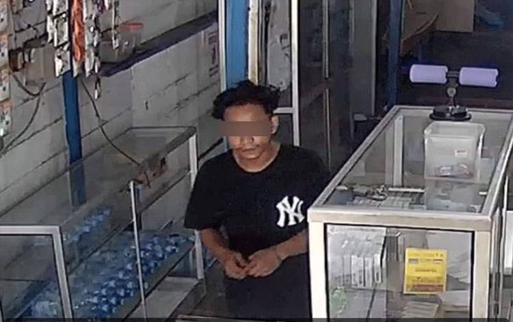 ?Pencuri Handphone Pura-pura Beli Nasi Terekam CCTV di Sampit