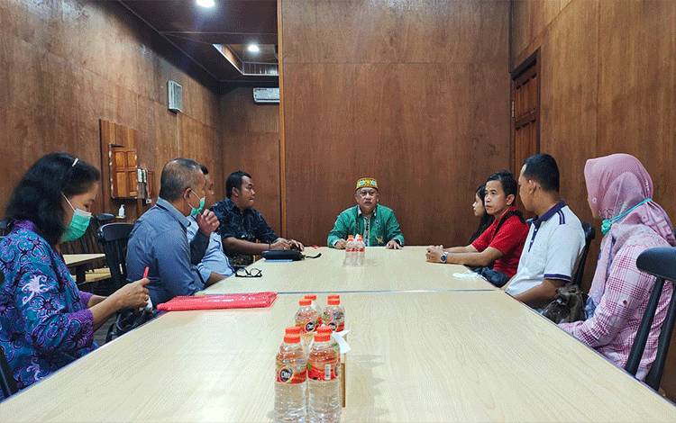 Kasus Dugaan Perselingkuhan Kepala Kantor Pos Palangka Raya Melebar ke Ranah Hukum Adat