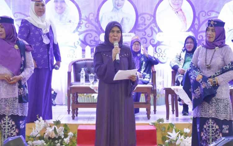 Anitha Nuryakin Meluncurkan Pakaian Benang Bintik Wanita Islam Kalteng  ?