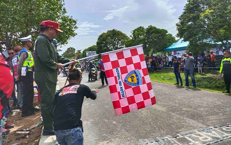 Yulhaidir Kibarkan Bendera Start Bupati Seruyan Open Race