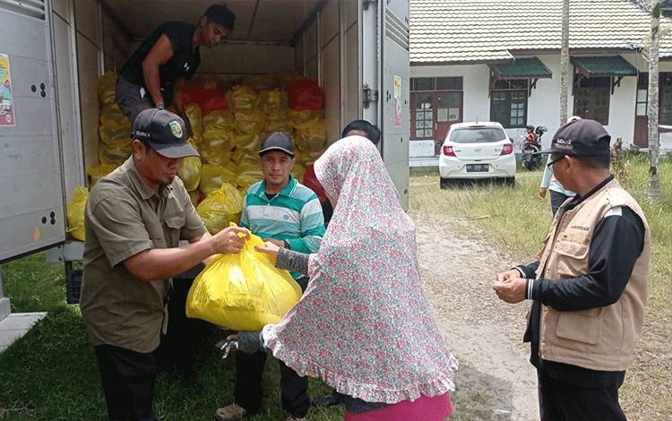 Warga Kelurahan Pager Senang Dapat Bantuan Subsidi Sembako