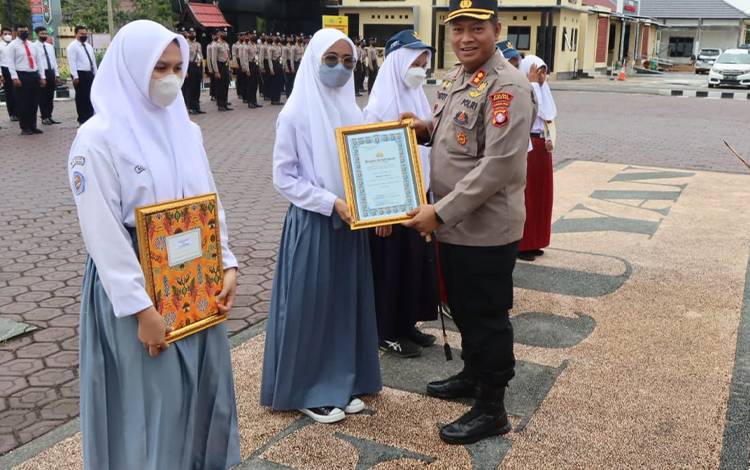 Serahkan Piagam Lomba Melukis, Kapolres Seruyan Sampaikan ini