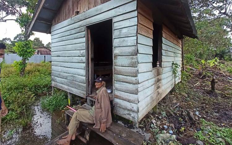 Ditemukan Tergeletak di Pinggir Jalan, Kakek Renta Ini Ternyata Hidup Sebatang Kara, Begini Kondisinya??