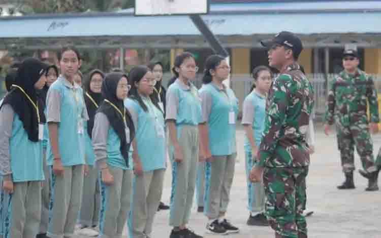 Kodim 1011 Kuala Kapuas Tanamkan Jiwa Kepemimpinan kepada Pengurus OSIS SMAN 2