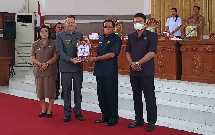 Bupati Gunung Mas Sampaikan Pidato Pengantar Raperda APBD 2023