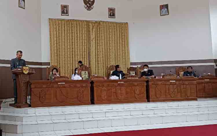 Bupati Gunung Mas Sampaikan Pidato Pengantar Sejumlah Raperada