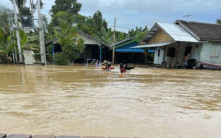 Desa Bantian Murung Raya Diterjang Banjir Bandang