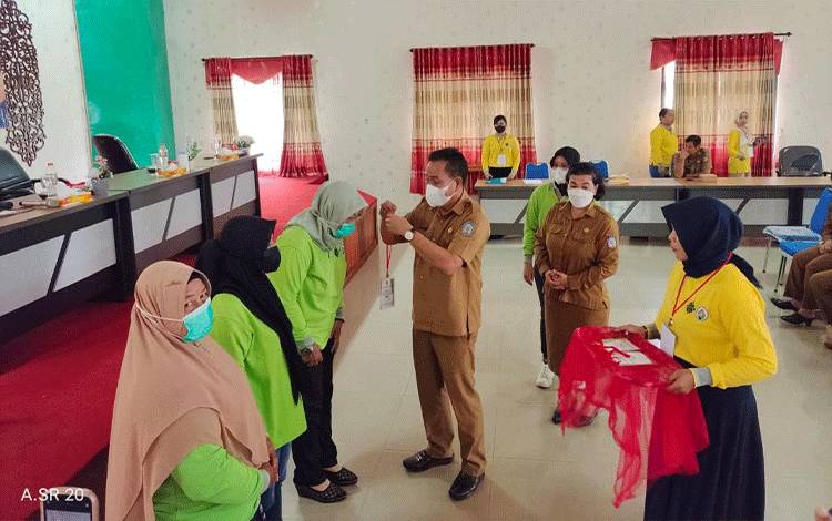UMKM dan Kelompok Usaha Wanita Transmigrasi Bahitom Dapat Pelatihan Keamanan Pangan
