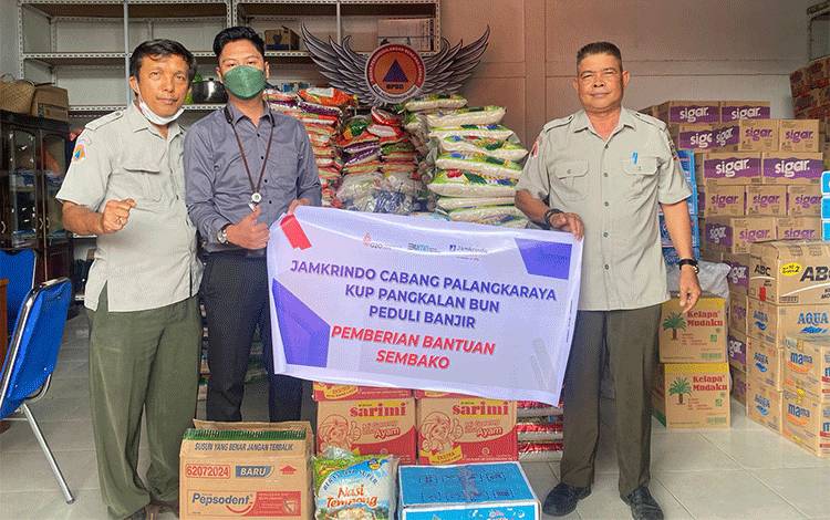 Jamkrindo Cabang Palangka Raya-KUP Pangkalan Bun Salurkan Bantuan Korban Banjir