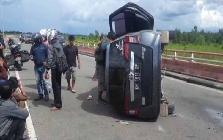 Sebuah Minibus Terbalik di Jalan Layang Tumbang Nusa