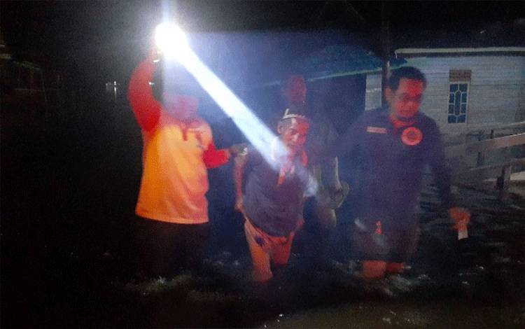 Kakek 80 Tahun Dievakuasi Paksa