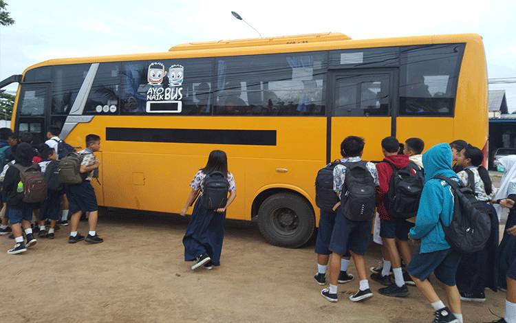 Bus Sekolah di Kasongan Kembali Operasi, Siswa pun Gembira