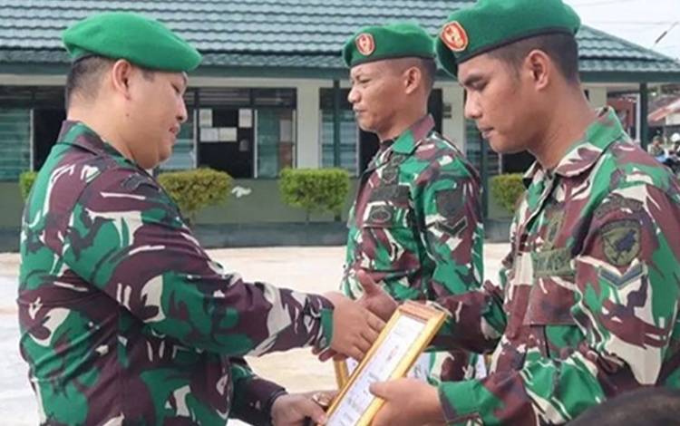 Dandim 1011 Kuala Kapuas Pimpin Upacara Pelepasan Pindah Satuan dan Tradisi Penerimaan Anggota Baru