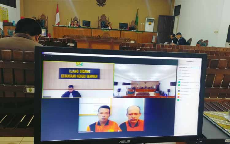 Kedua terdakwa menjalani persidangan secara virtual di Pengadilan Negeri Palangka Raya, Kamis, 17 November 2022 (Foto: Apriando)