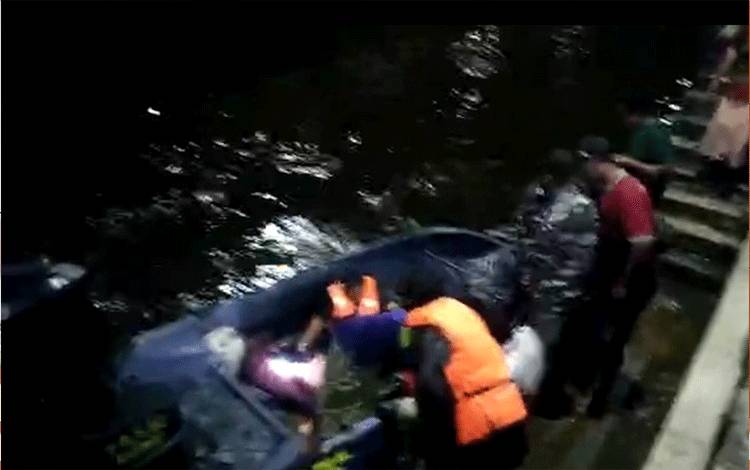 Sempat Terkendala Cuaca, Anggota Pos AL Kumai Evakuasi Nelayan Meninggal saat Melaut