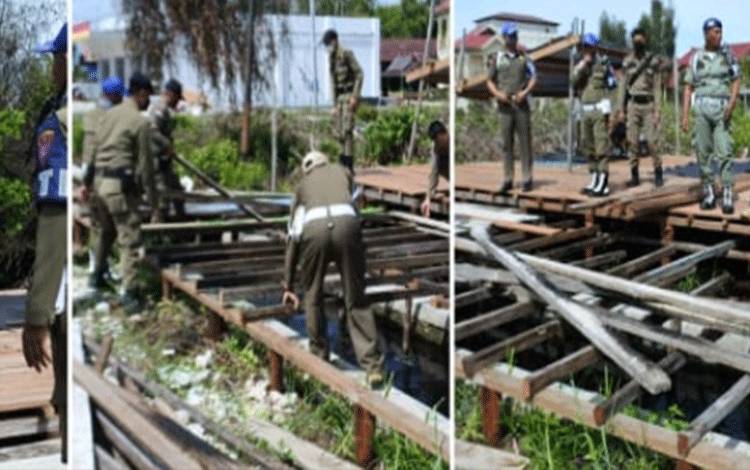 Satpol PP Bongkar Bangunan di Atas Parit di Kasongan