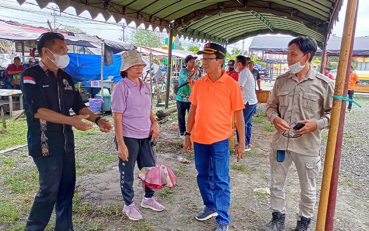 Sekda Barito Timur Tinjau Persiapan Bazar Mini UMKM di Taman Nansarunai