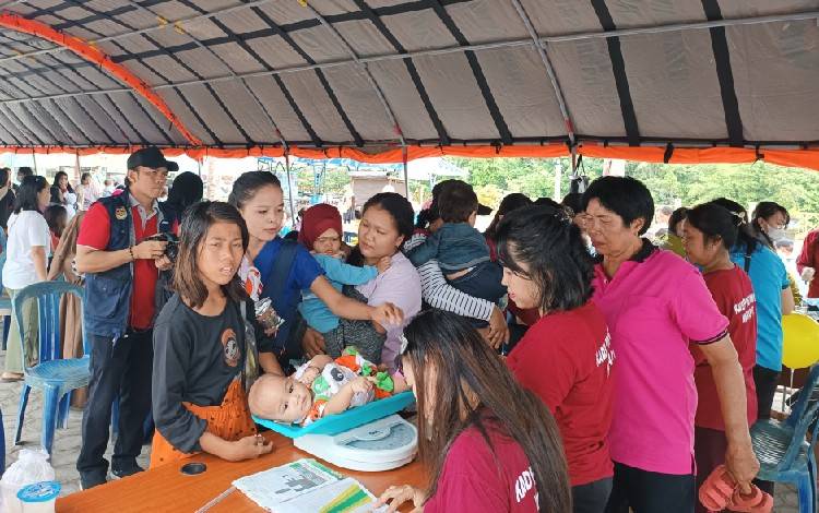 Masyarakat di Gunung Mas Antusias Ikut Posyandu Akbar