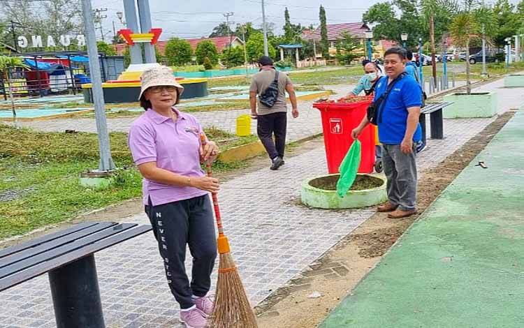 Disbudparpora Gotong Royong Bersihkan Lokasi Bazar Mini UMKM di Taman Nansarunai