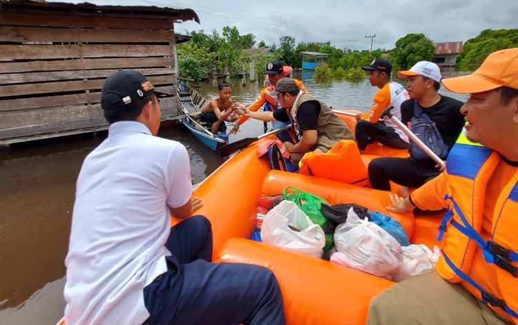 Relawan PKS Bantu Warga Terdampak Banjir di Petuk Katimpun